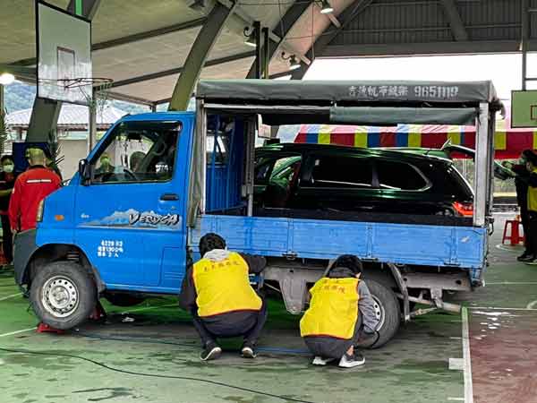 台北城市科大及羅東高工第二年響應候鳥健檢  同學細心學習維修  為偏鄉車輛輪胎打氣