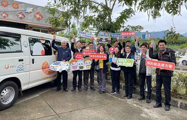 交通部公路總局陳鉦漳局長與中華汽車林玲君經理出席幸福巴士2.0通車典禮