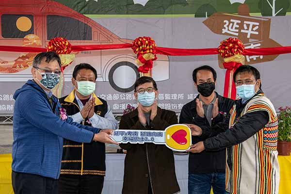 延路向南X幸福巴士2.0PLUS通車典禮 中華汽車錢經武副總代表捐贈一台幸福守護專車投入接駁服務