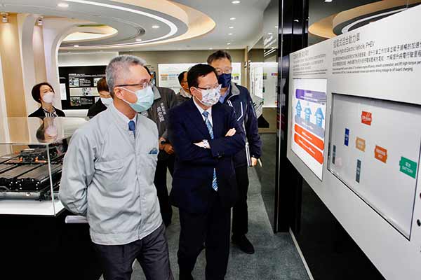 鄭文燦市長參訪中華汽車品牌館  了解中華汽車的技術創新與願景