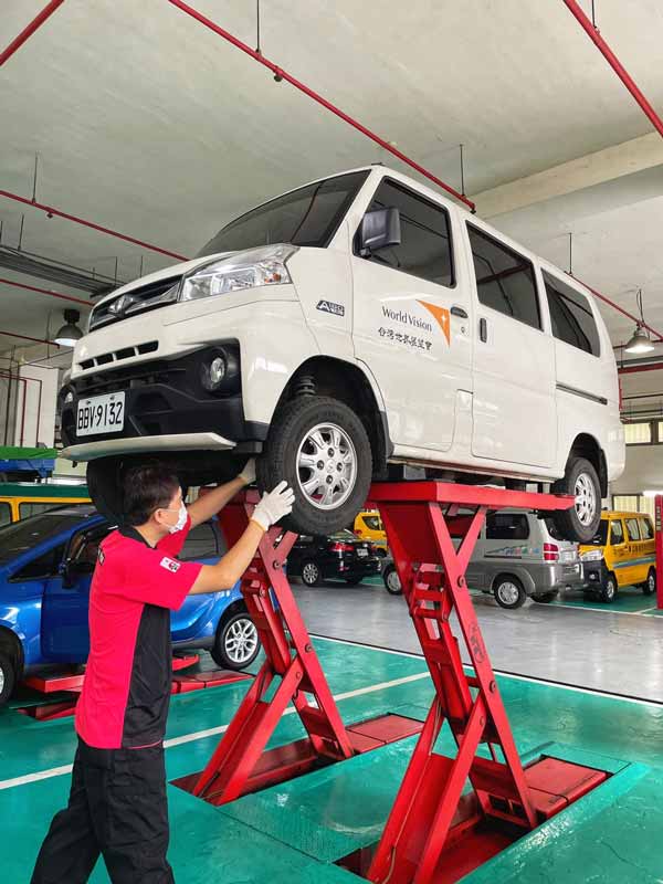 中華三菱技師詳細檢查胎壓、輪胎溝紋深度 並提供輪胎調位服務