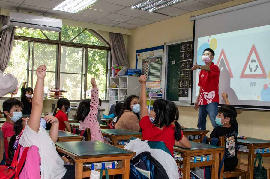 交通安全體驗營志工同仁以深入淺出的教學方式讓新樂國小103位學童掌握交通號誌的指示