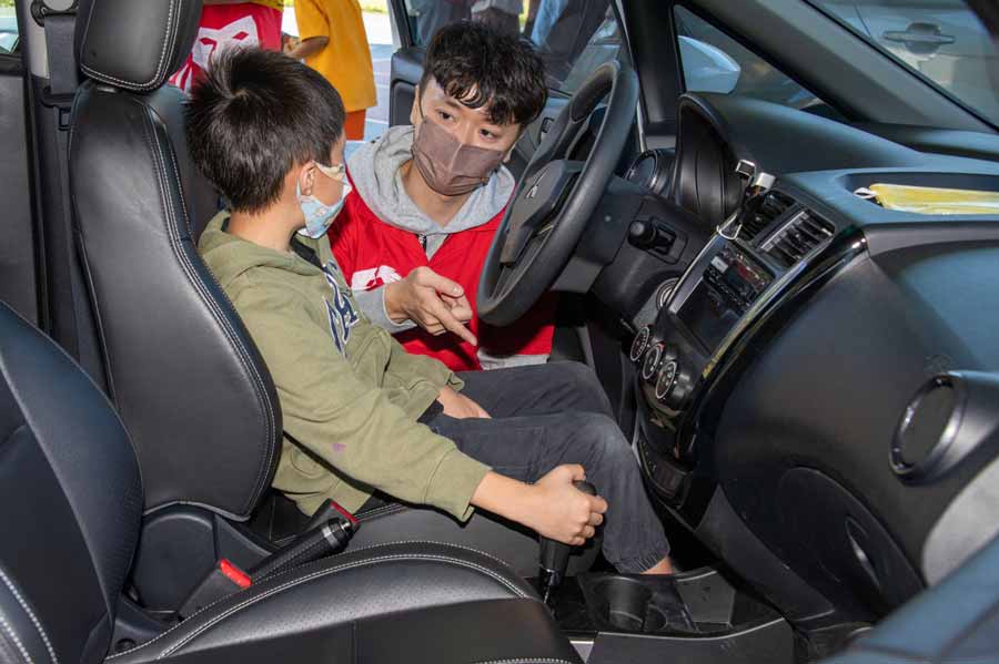 交通安全體驗營教導講師志工細心交導孩子車體結構與功能