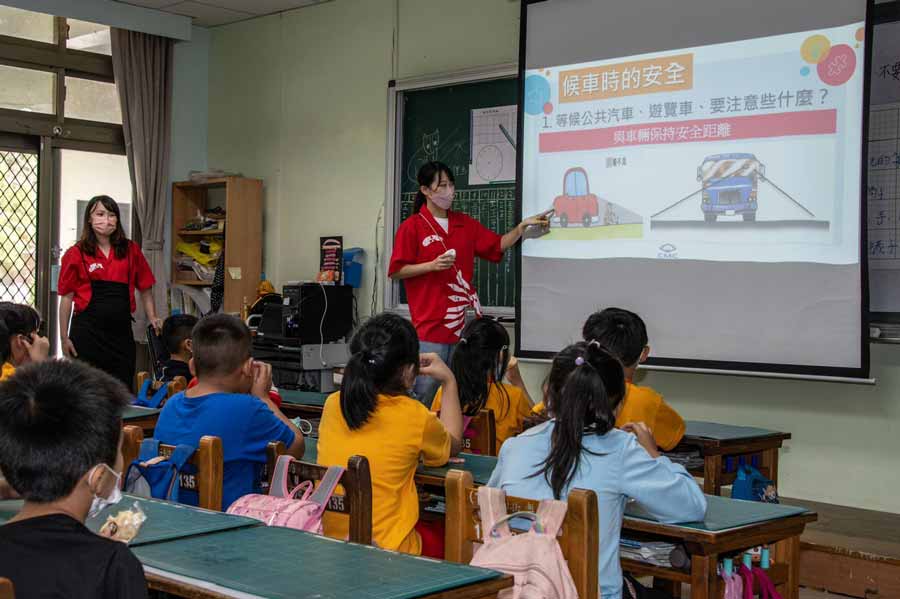 新樂國小近半數學童搭公車上學 交通安全體驗營教導孩子上下公車的安全事項
